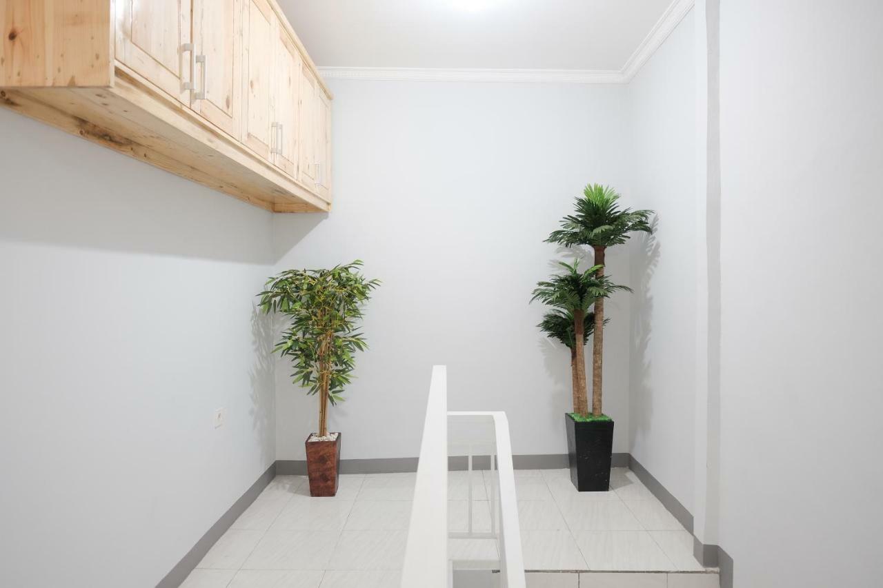Reddoorz Syariah Near Siloam Hospital Kebon Jeruk Hotel Jakarta Exterior photo