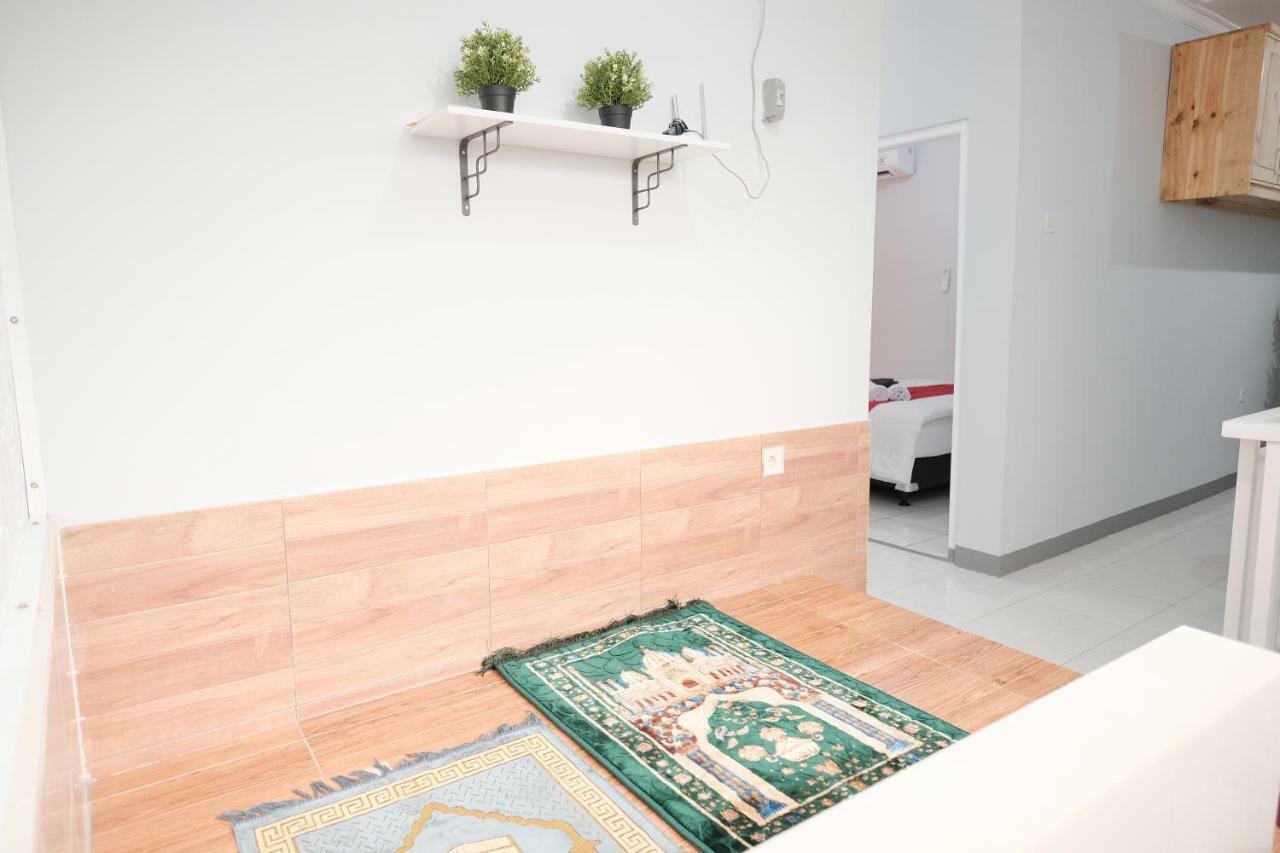 Reddoorz Syariah Near Siloam Hospital Kebon Jeruk Hotel Jakarta Exterior photo